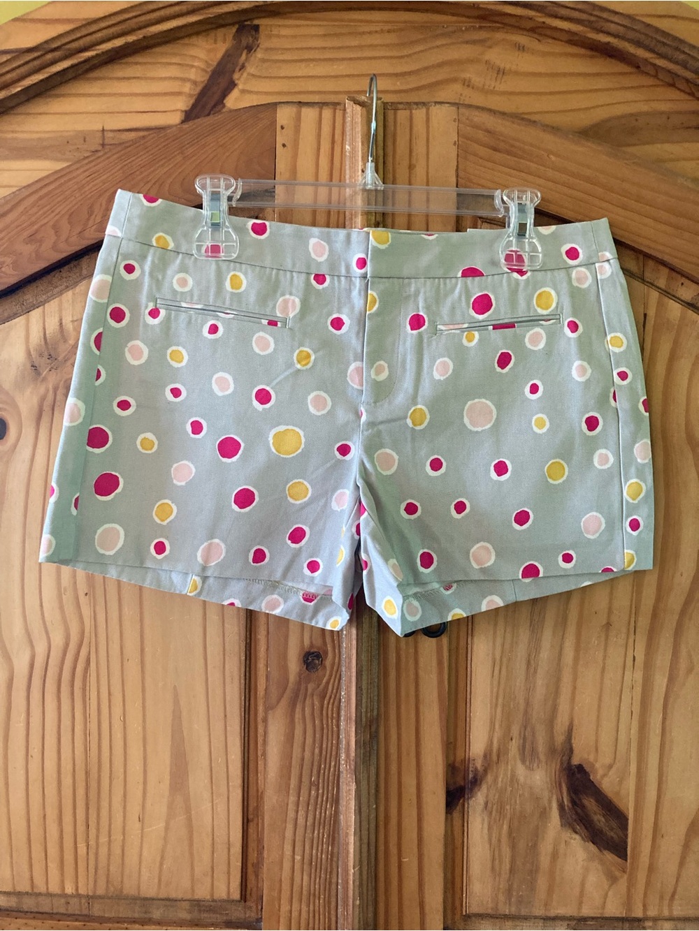 Women’s Gap gray pink yellow white circles polka dots shorts size 8 - NWT